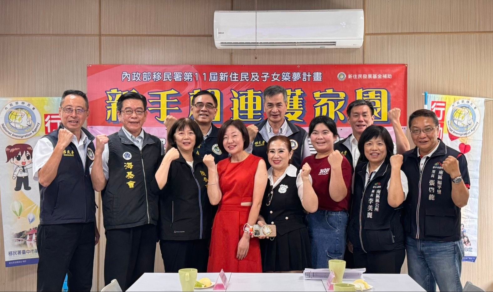 移民署副署長陳建成(後排中間)帶領同仁及陸委會參事楚恆惠(左3)、海基金會顧問張峯青(左2)等人，與同為移民署第11屆「新住民及子女築夢計畫」獲獎者的楊延輝女士(左4)、翁紅順女士(右4)及女兒賴志惠小姐(右3)合照，恭喜她們雙雙獲獎。