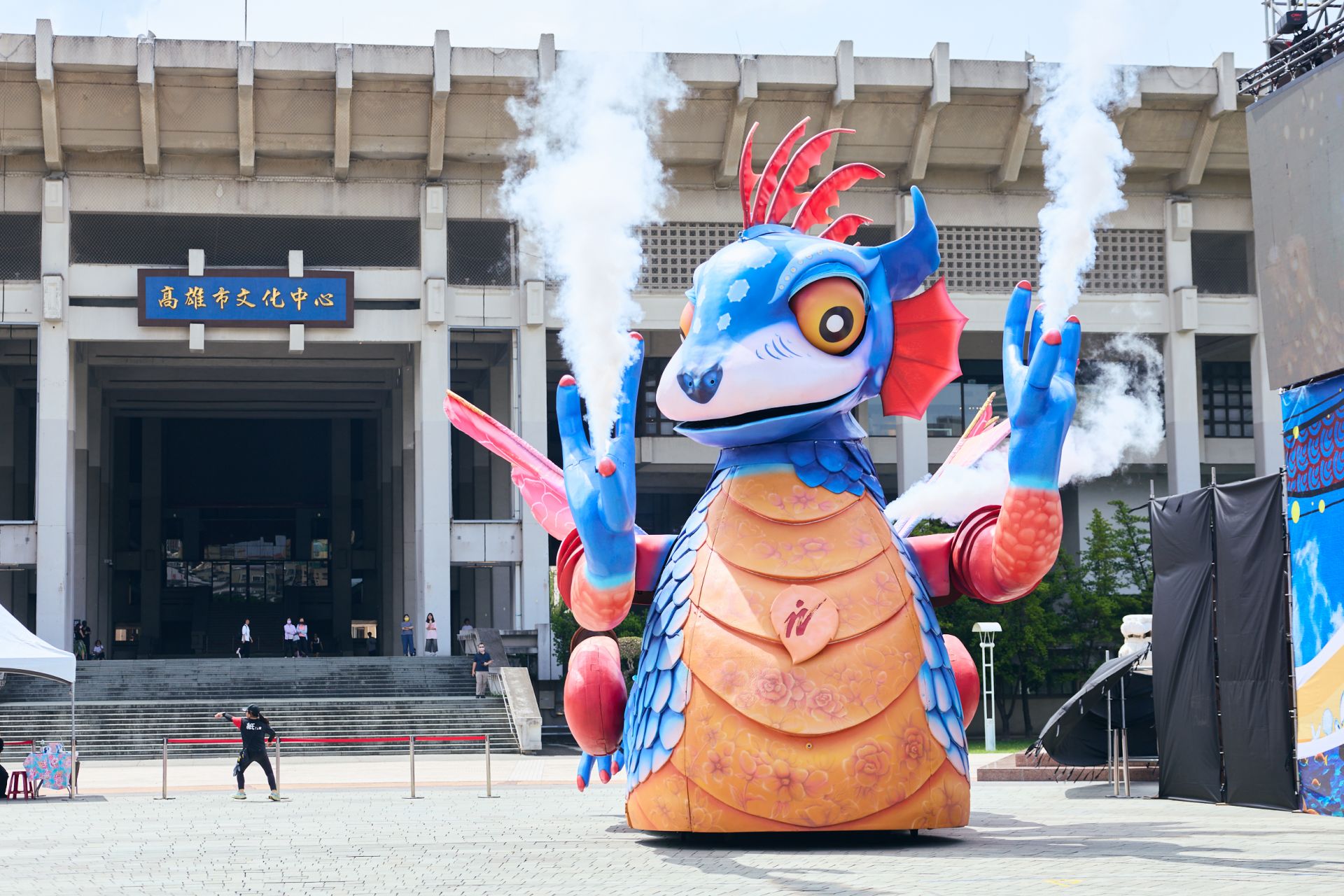大燈怪進場