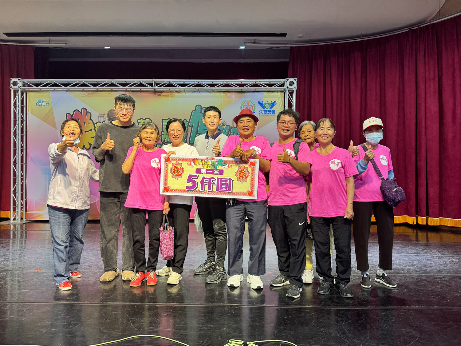 大林慈濟醫院的游東據點更在眾多團隊中脫穎而出,榮獲「第一名」殊榮合照。