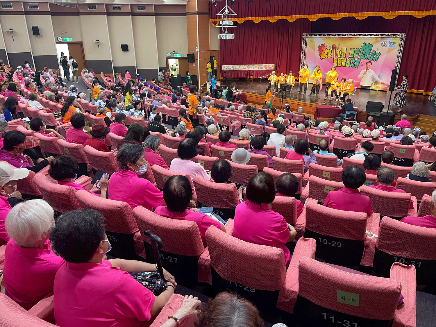 嘉義縣創新學院,舉辦「樂齡唱心聲 嘉義憶起來」懷舊歌謠大賽。