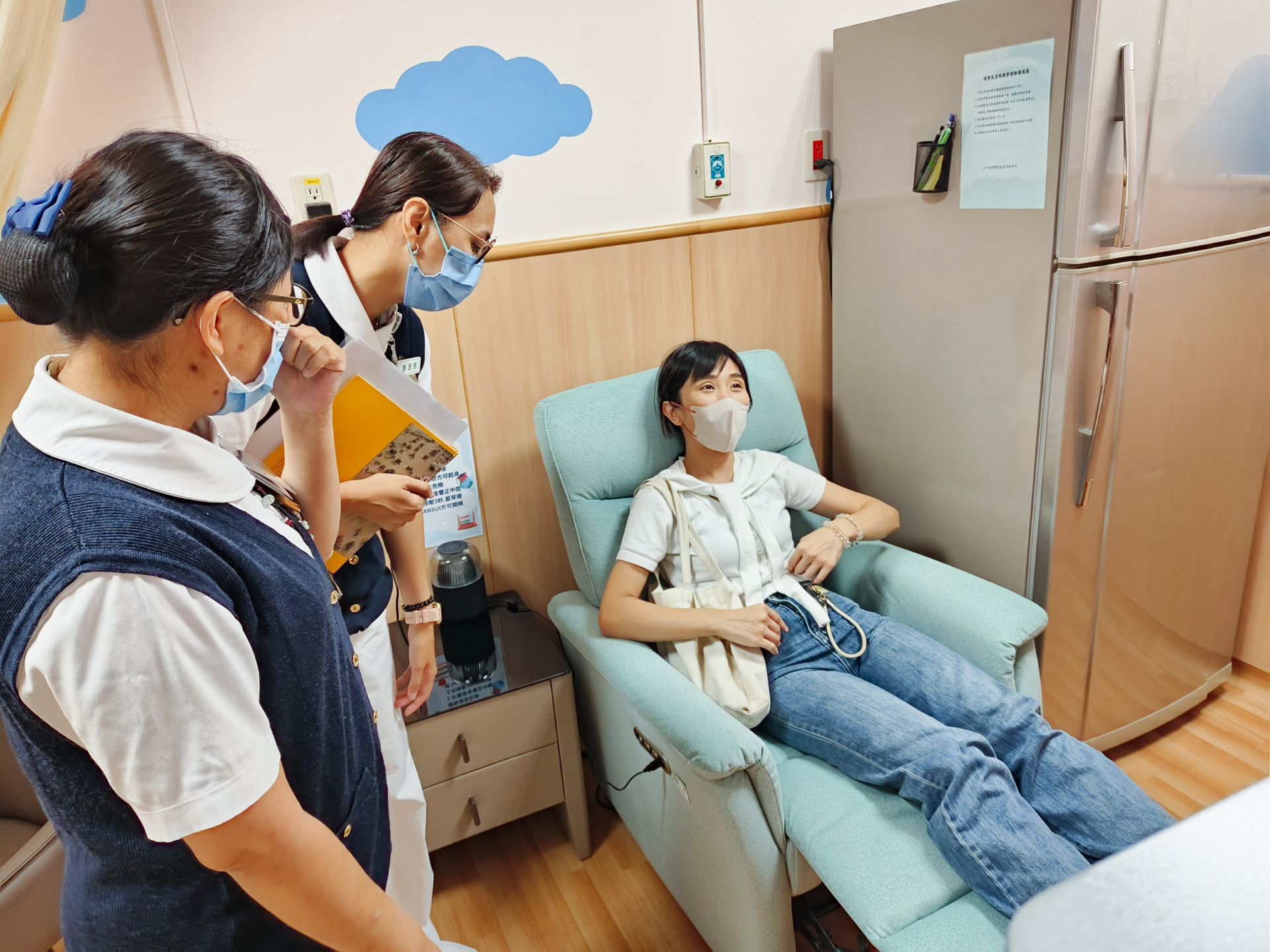 專業網紅品瑄營養師(右)體驗哺乳室設施,並試躺專用哺乳椅。