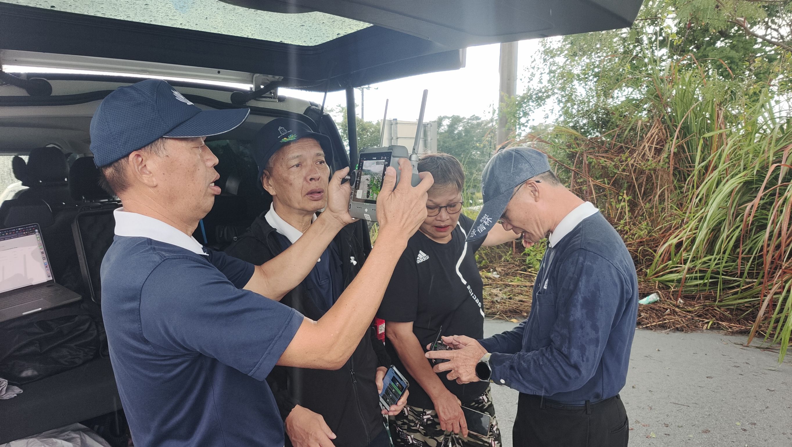 馬太鞍溪附近居民(右二)請空拍手張永同幫她找家。