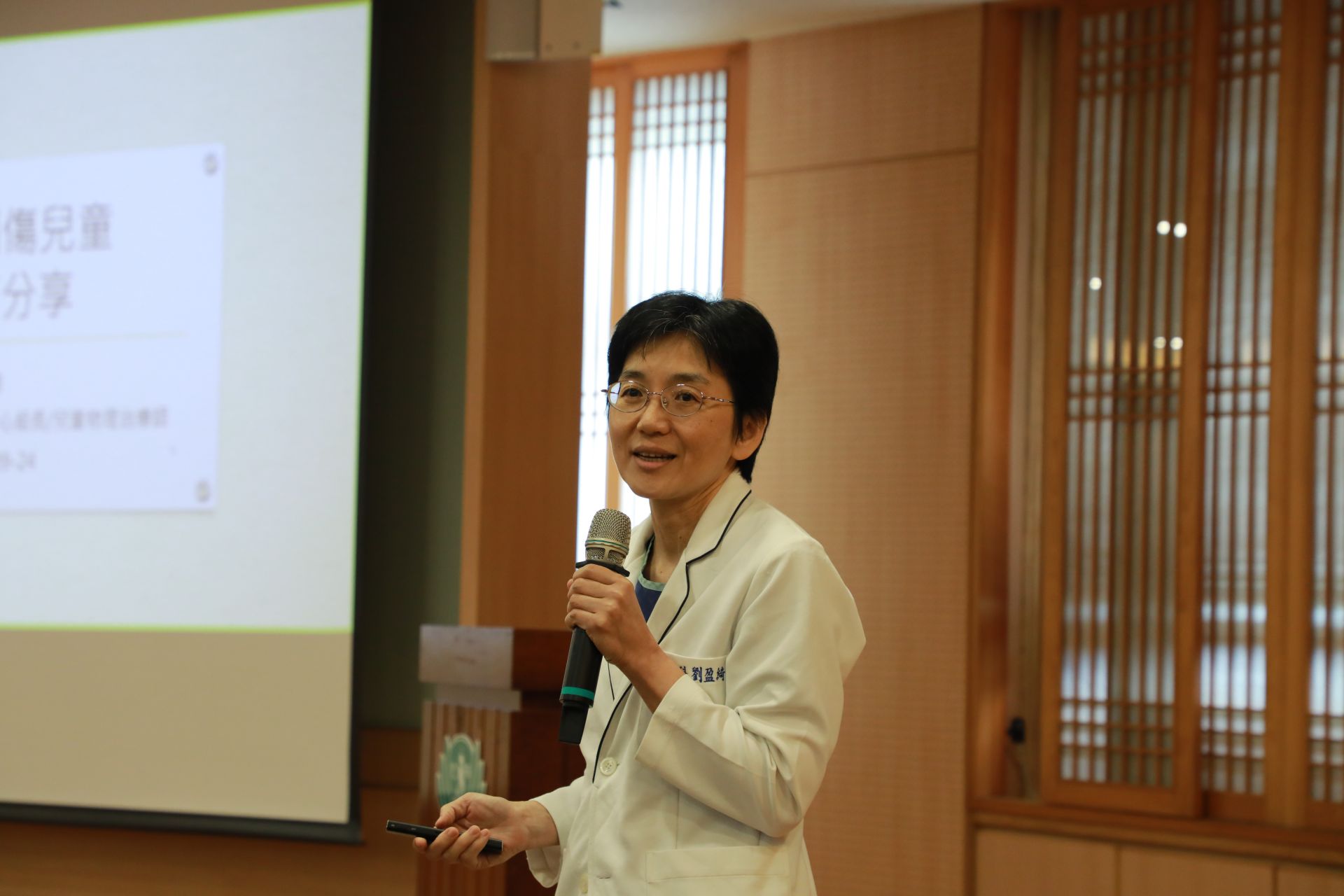 兒童發展復健中心劉盈綺物理治療師提出要於急性期及早介入復健,並讓家庭共同學習,通常能讓復健效果加倍。