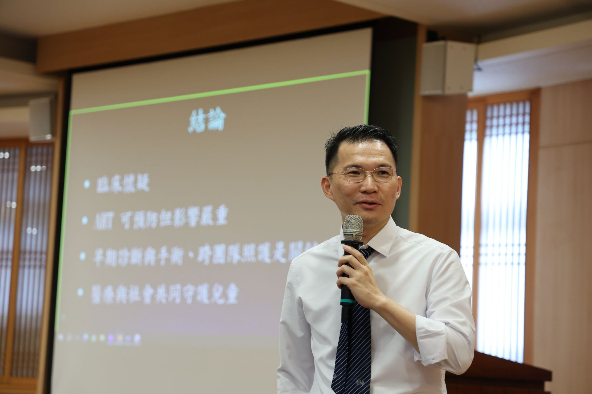 神經外科主任蔡昇宗醫師主講「兒童受虐性腦傷的照顧與手術」,蔡主任認為早期診斷、及時手術及跨團隊照護,以及第一線醫師的細心觀察,才能透過醫療與社會共同守護兒童。