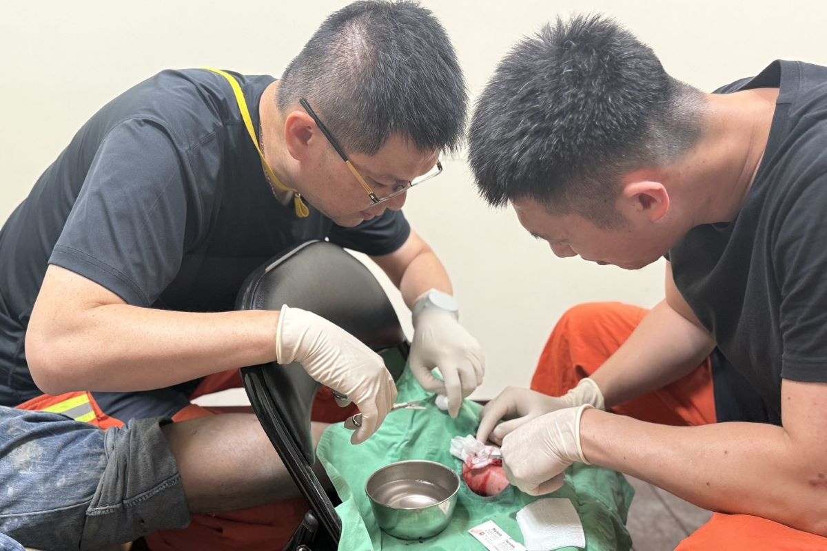 台北慈濟醫院急診部陳玉龍副主任(左)與新北市特搜醫療組赴花蓮救災,負責急重症及外傷處置。