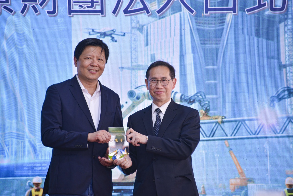 台北慈濟醫院榮獲「職場永續健康與安全獎」,由鄭敬楓副院長代表領獎。