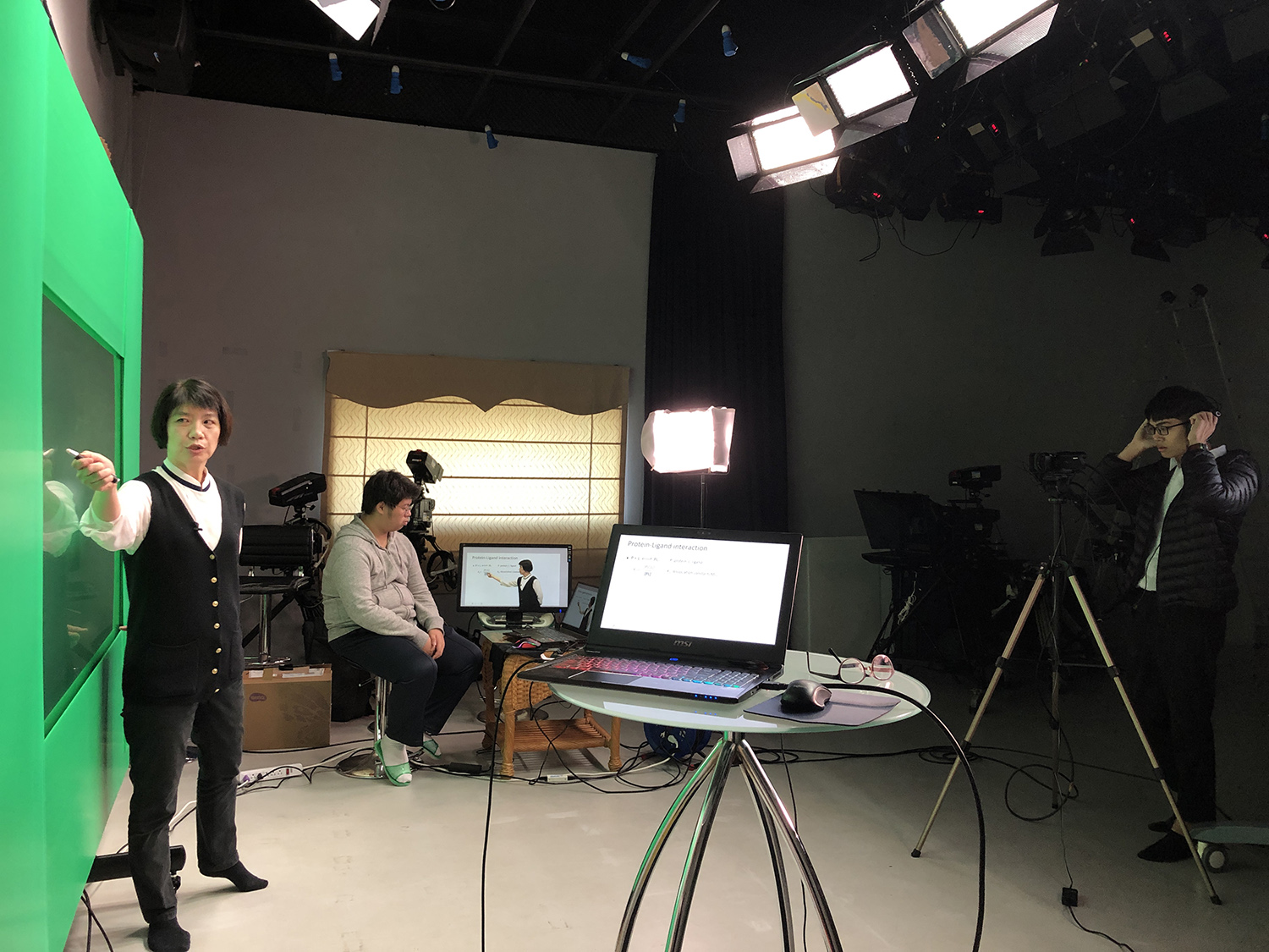 隨著科技進步,課程製作團隊不斷更新技術與設備,無論燈光或錄影細節,都展現專業與用心。