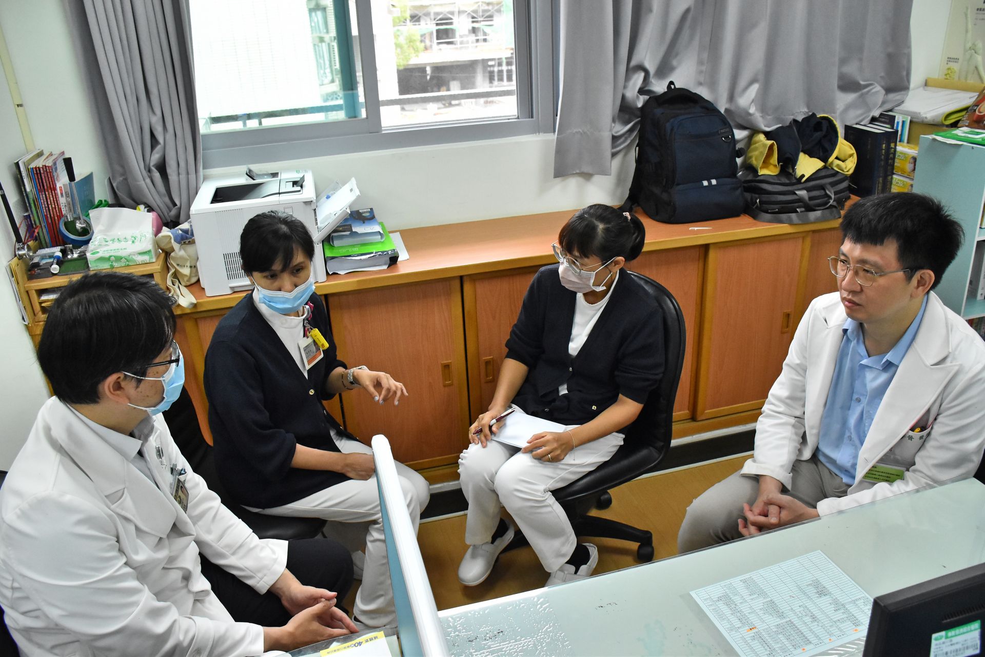 關山慈院副院長吳勝騰醫師召集IDS醫療團隊,討論如何確保部落病人的藥物不會中斷,有藥可服。