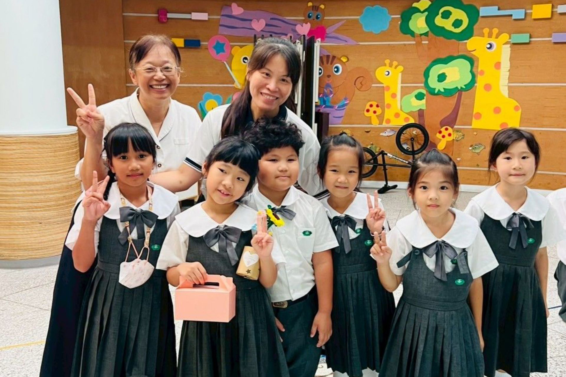 一年級小朋友回到幼兒園,抱抱老師、送上感恩花
