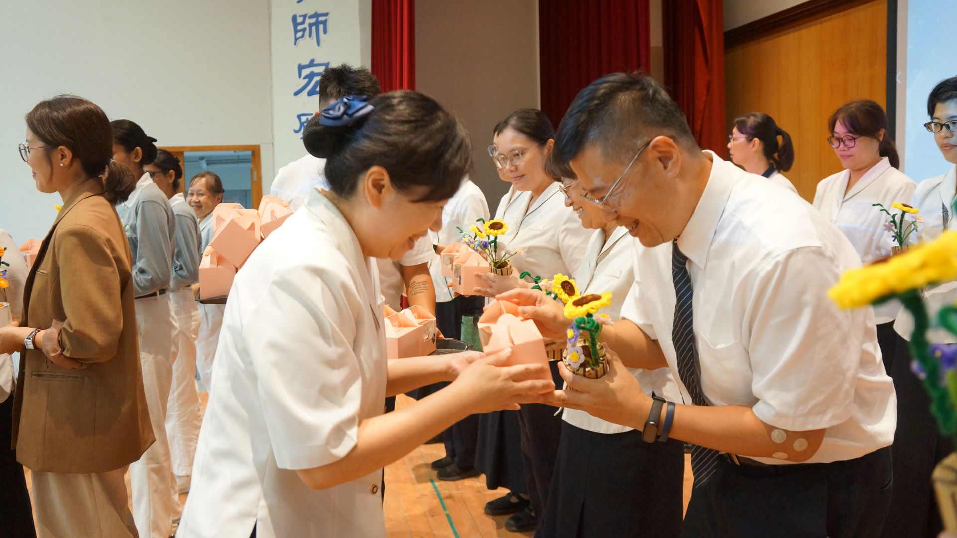 廖逸貞校長致贈「倍加感恩、倍加甜蜜」杯子蛋糕,祝福師長健康順心。