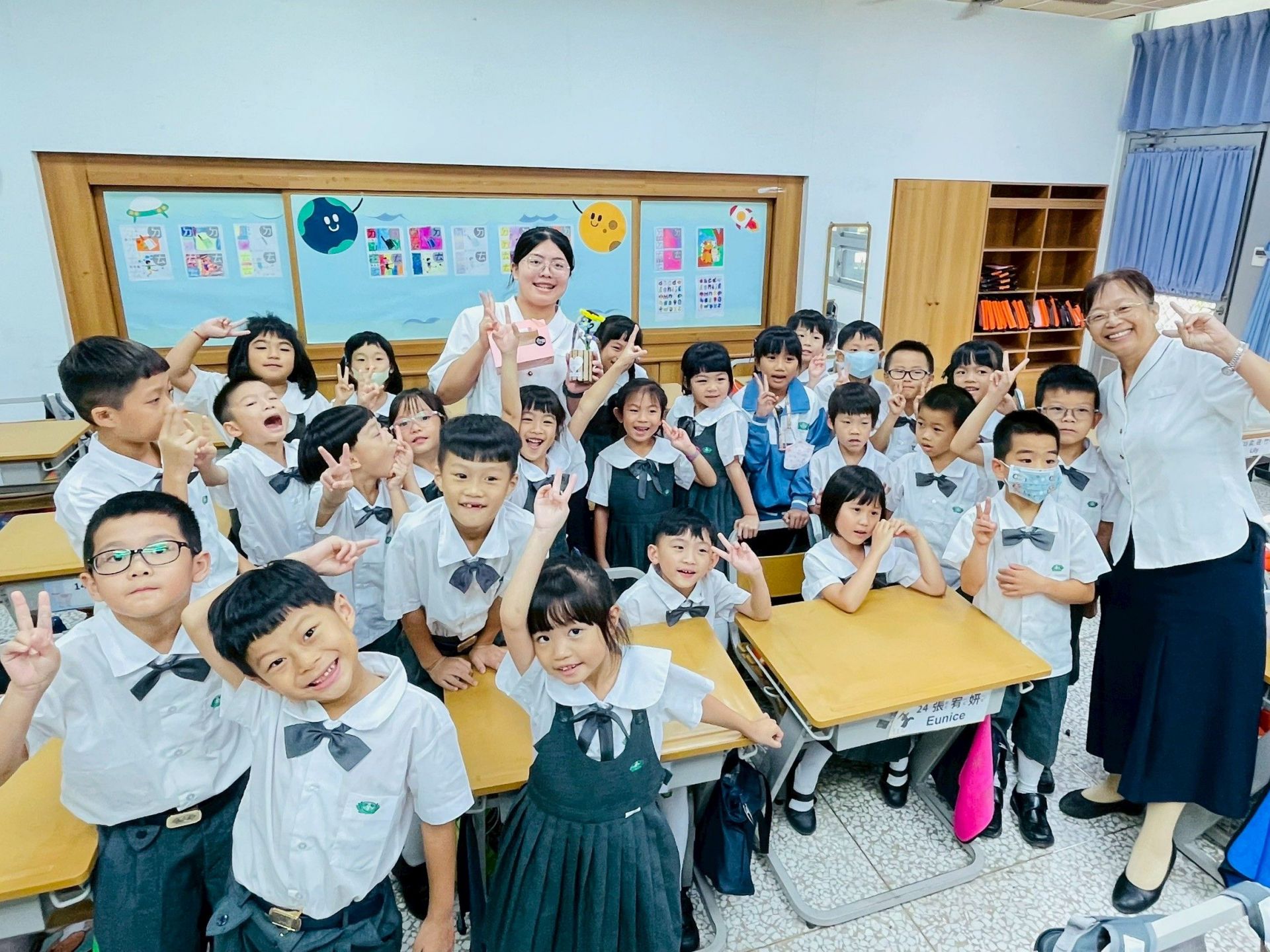 教室裡充滿歡笑與感恩氛圍,師生共同留下美好回憶