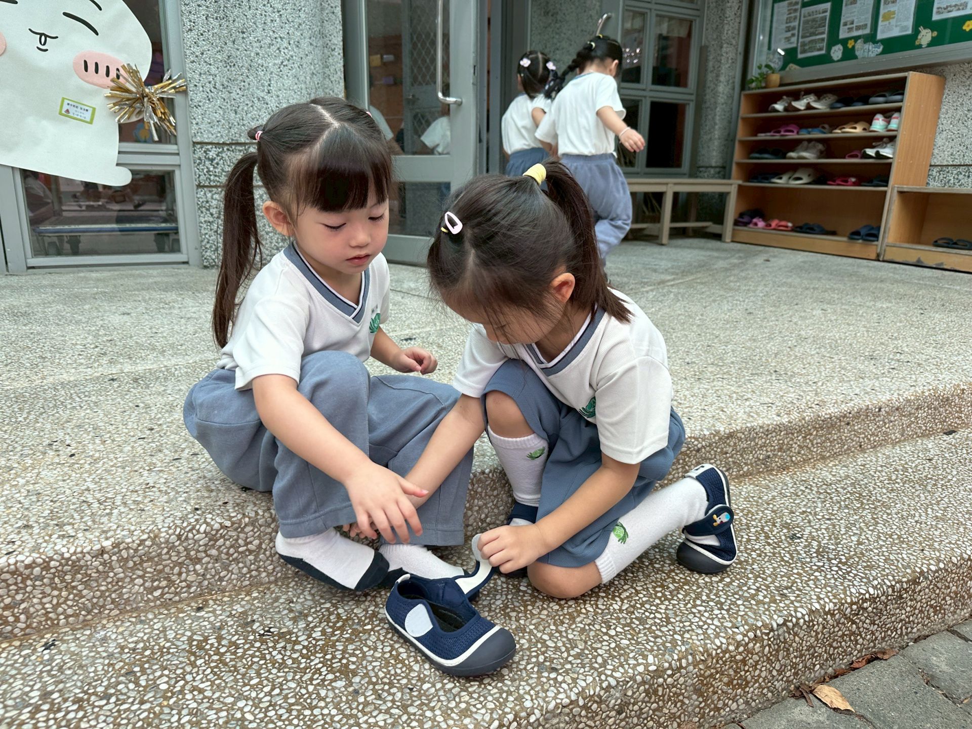 穿脫鞋子關卡,楚媛姐姐細心提醒妹妹鞋子的正確穿法。