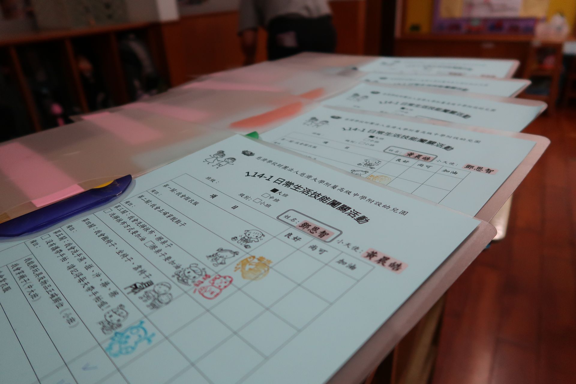 孩子們依循闖關卡自己安排動線進行生活教育闖關