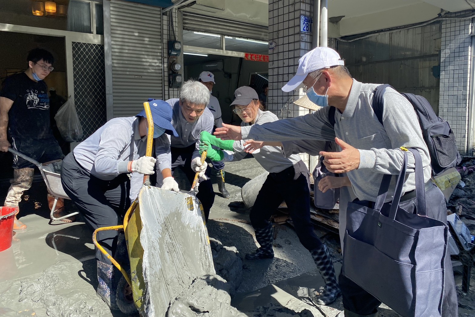 台北慈濟醫院同仁走入災區,協助整復家園。