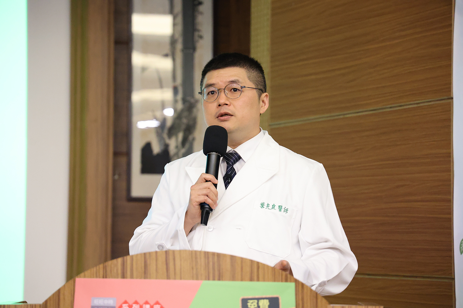 花蓮慈院骨科部副主任葉光庭醫師表示,骨質疏鬆是沒有感覺的疾病,卻是造成年長者骨折的一大原因,骨折會造成銀髮族身體和生活很大的消耗,保持骨質密度、防止跌倒非常重要。