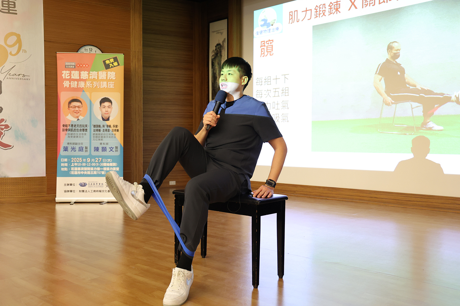 陳顥文醫師自掏腰包買了彈力帶送給現場參加的民眾,並現場教學在家就能做、簡單有用的肌力訓練。