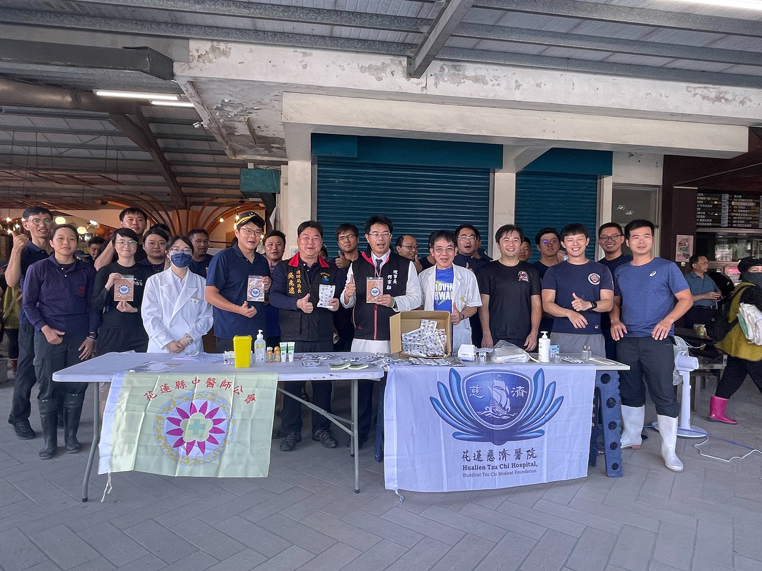 9月29日上午,在原有的三個醫療站之外,花蓮慈院中醫部與花蓮縣中醫師公會,在何宗融副院長及黃輝榮名譽理事長帶領中醫團隊,為特搜隊及救災人員加開醫療區。