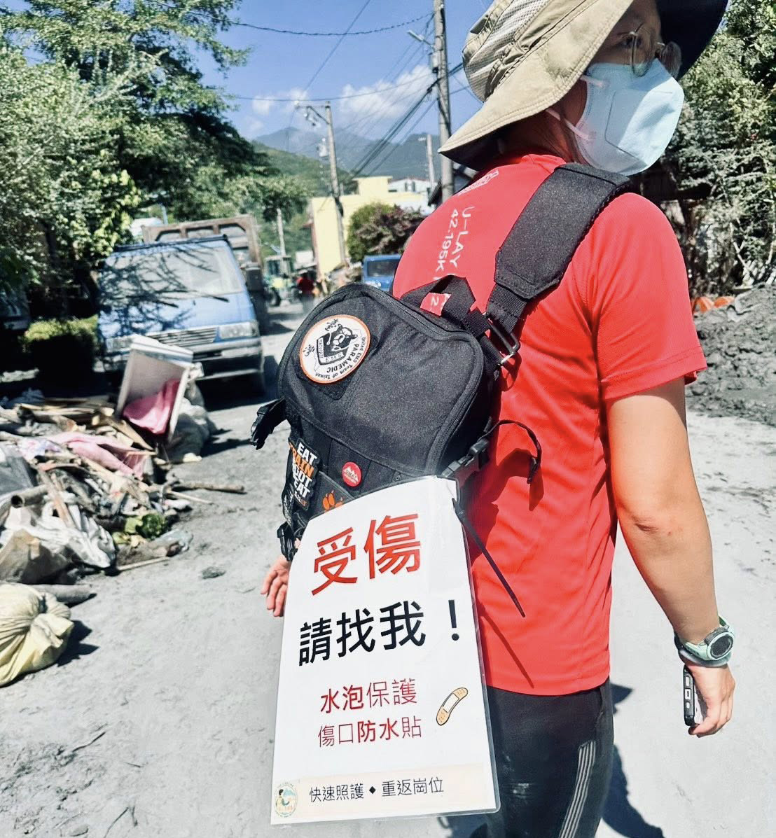 行動傷口照護小組化身行走的天使,掛著「受傷請找我」的牌子,深入巷弄守護災民和鏟子超人。