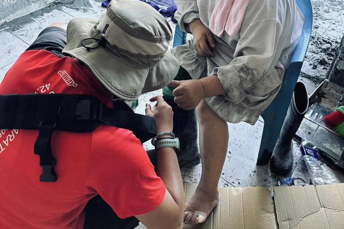 身兼鏟子超人和專業傷口造口護理師,行動傷口照護小組在第一時間協助磨破皮、水泡及小傷口包紮,及時守護讓傷口不至於更惡化感染,幫助他們可以快速再投入工作中。