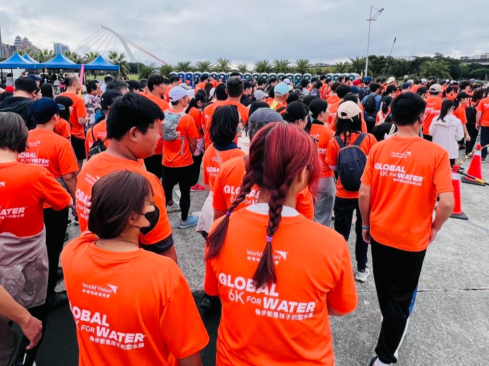 青少年首次參與公益路跑,與現場逾3,000名跑者一同完成挑戰,賽後拿到刻有自己名字的獎牌,為這段經驗留下具體肯定與成就感。