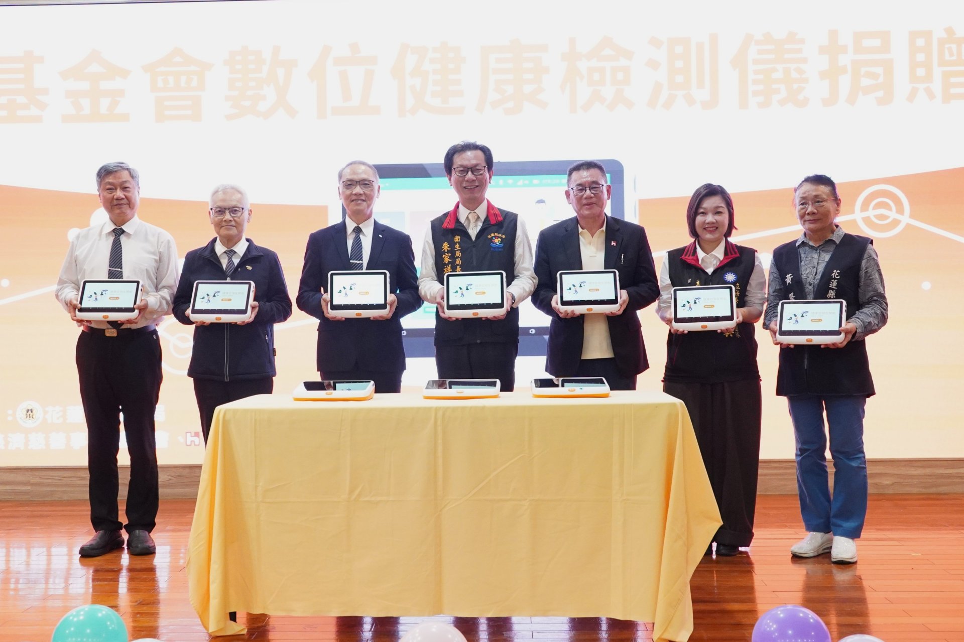 慈濟捐贈18組由鴻海研發的數位健康檢測儀,衛生局長朱家祥(中)表達感謝,慈濟執行長顏博文(左三)、鴻海科技集團B事業群暨數位健康總經理姜志雄(右三)出席參加。