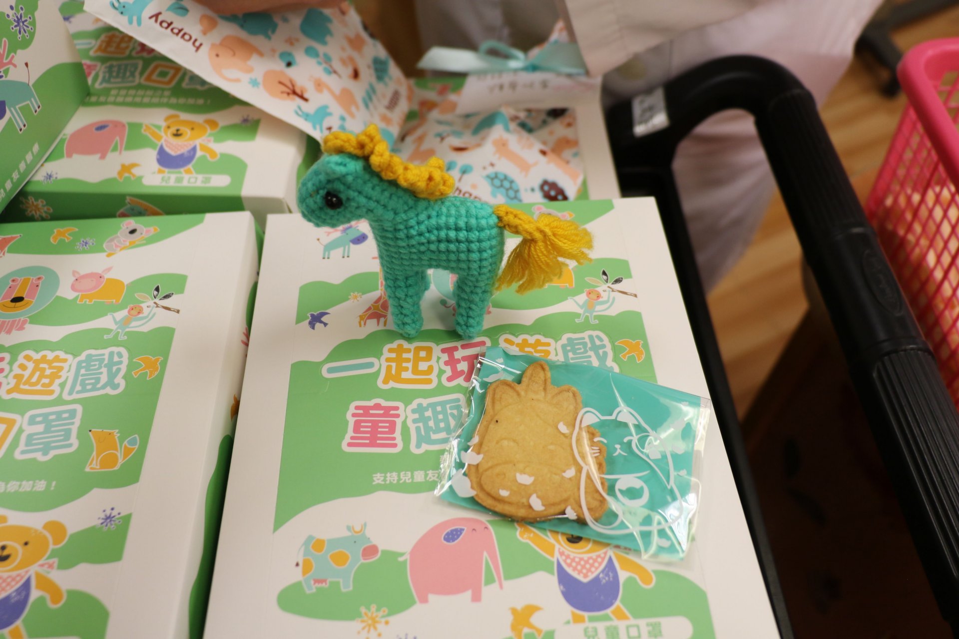 吳素慧老師手作團隊與麥當勞叔叔之家慈善基金會每年提供禮物,關懷住院兒童健康。