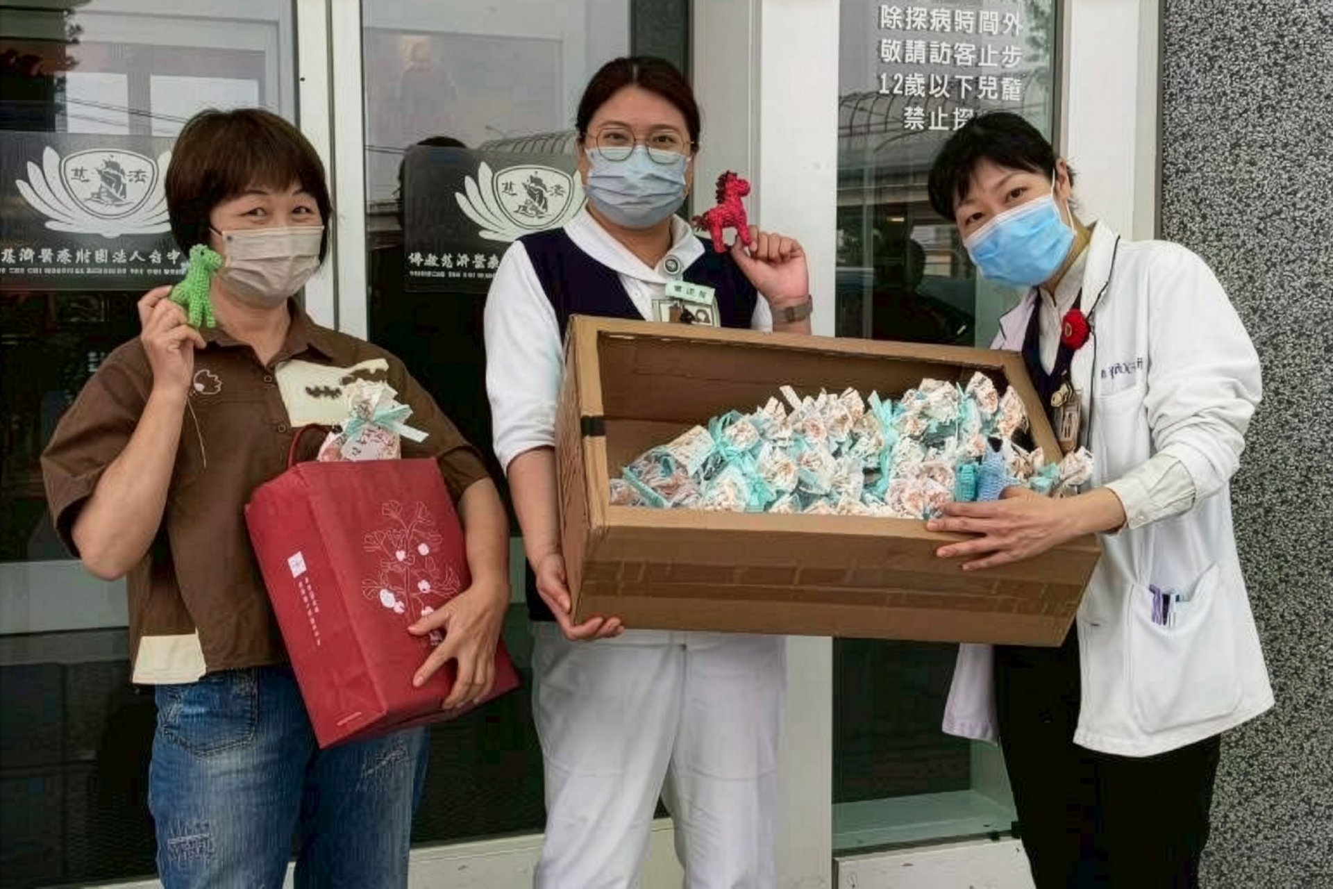 吳素慧老師手做團隊呼應馬年準備禮物,祝福住院兒童如駿馬般恢復活力。