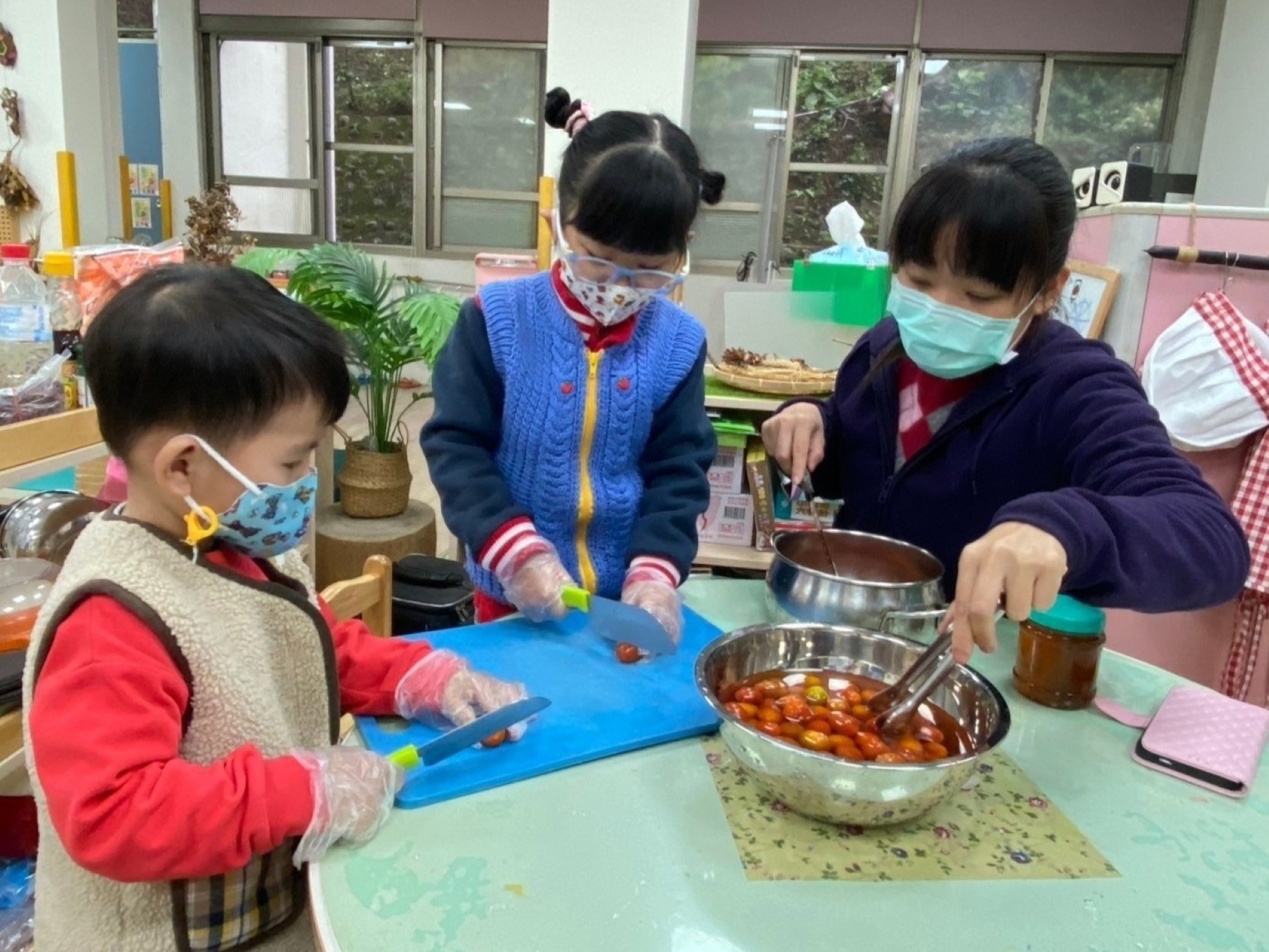 談文國小附幼將柑仔蜜製作成蜜餞。