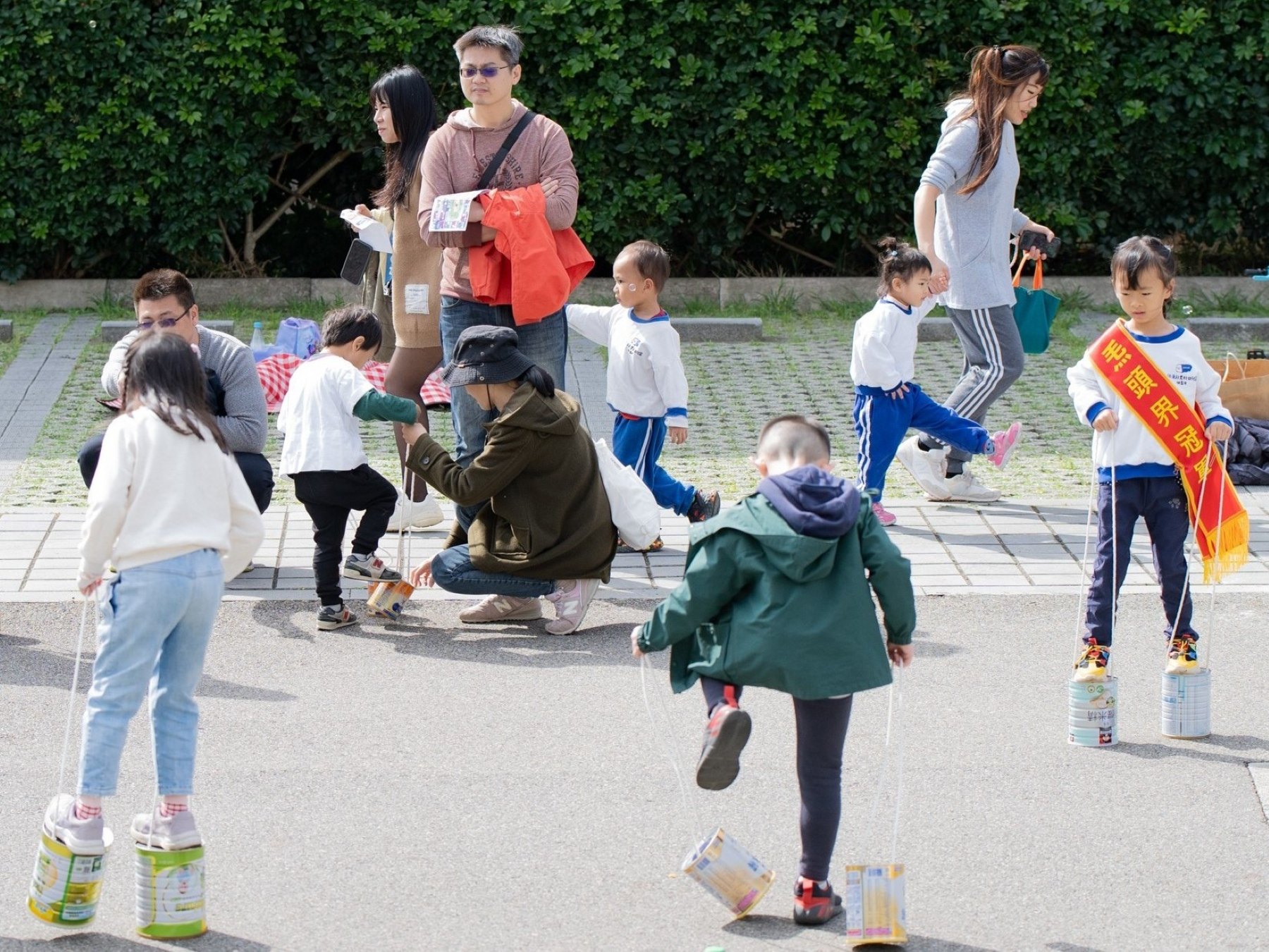 桃捷非營利幼兒園體驗古早味童玩踩高蹺。