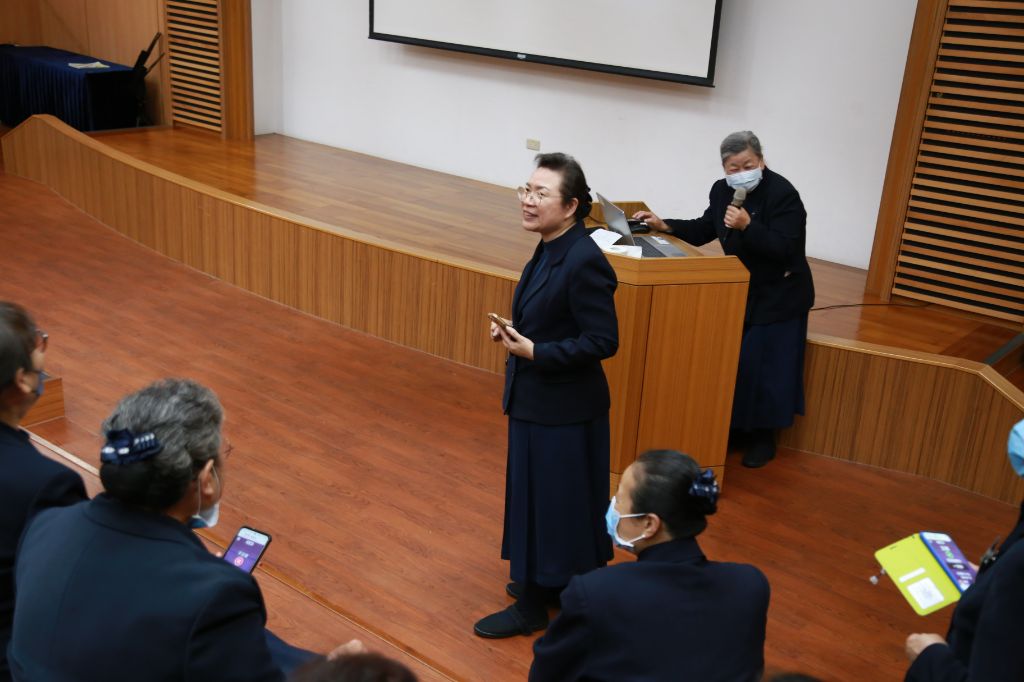 「捐後追蹤」由資深王玉春講師說明,要尊重捐者的隱私,不可進入診間。對於捐者異常反應要先回報中心。