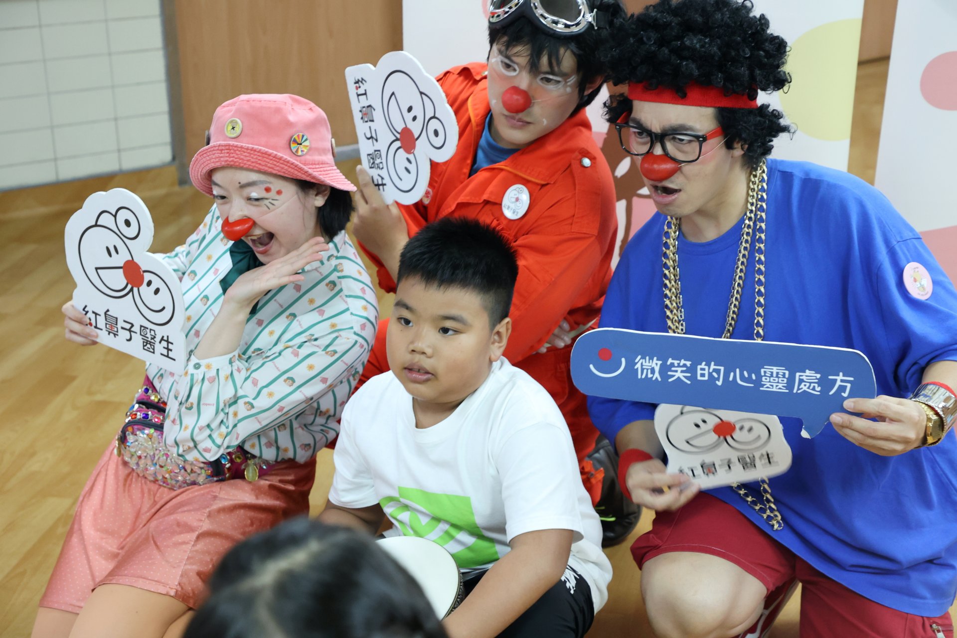 花蓮慈院二七西病房每逢節日都會結合衛教或不同形式的演出舉辦活動,除了讓住在病房中的小朋友能感受過節氛圍,也讓陪同住院的父母能夠和孩子創造美好的回憶。