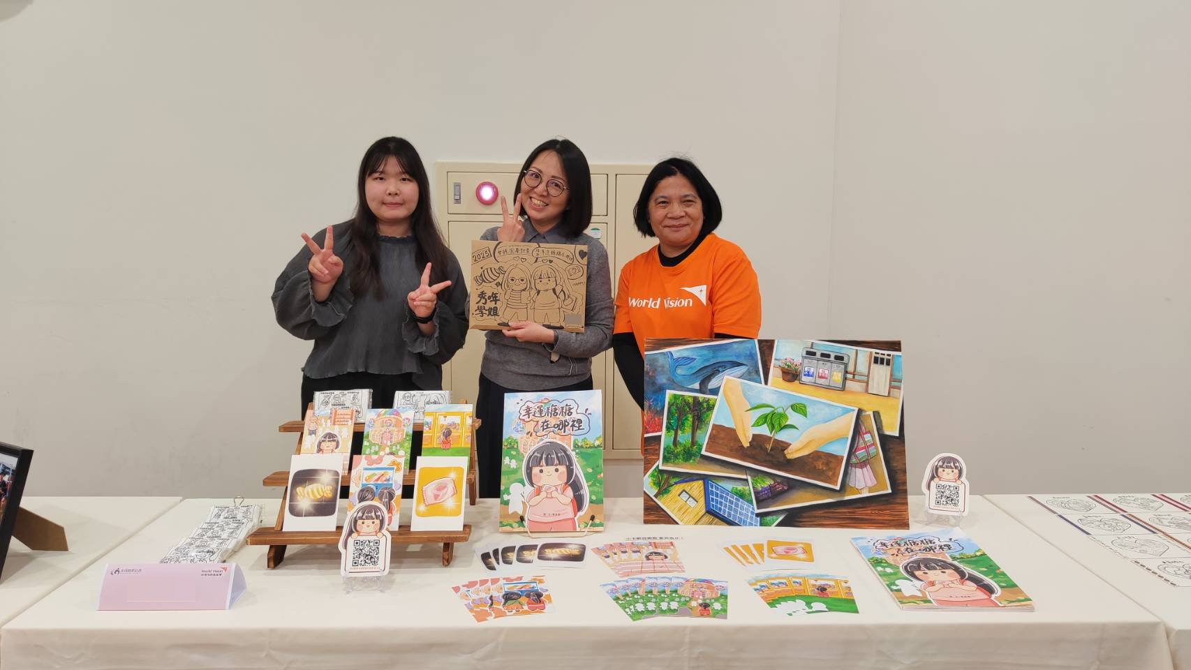 去年，小雲（左）參與「女孩圓夢計畫」，在職場學姊廖秀哖(中)與金香社工(右)鼓勵下，首次挑戰繪本創作並順利出版，用畫筆朝夢想更進一步。