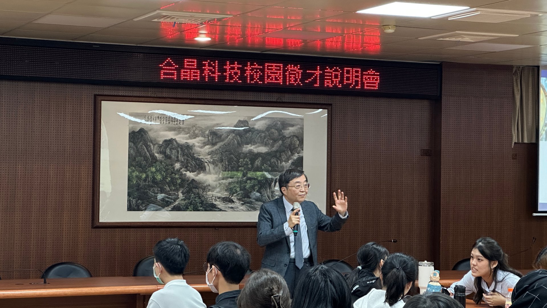 合晶科技副總經理戴建中強調,這是公司首度前進花東徵才,慈濟教育出來的學生,不論