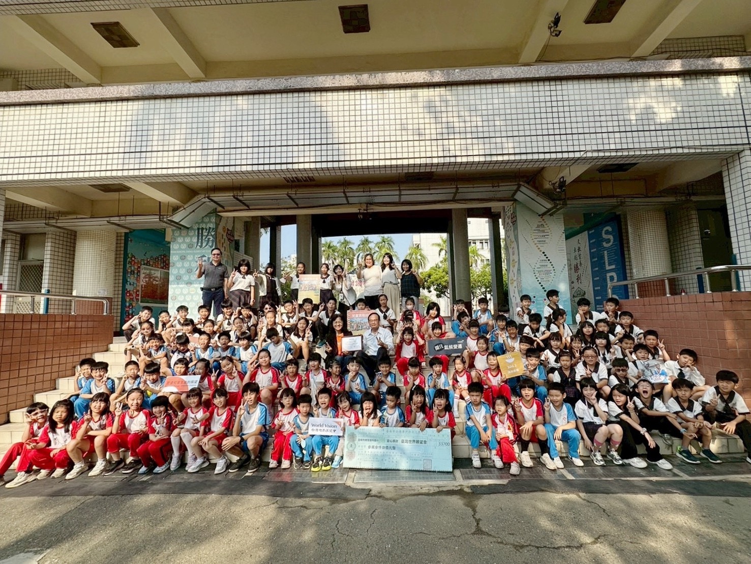 全校齊心傳遞愛，勝利國小師生用行動點亮世界希望。