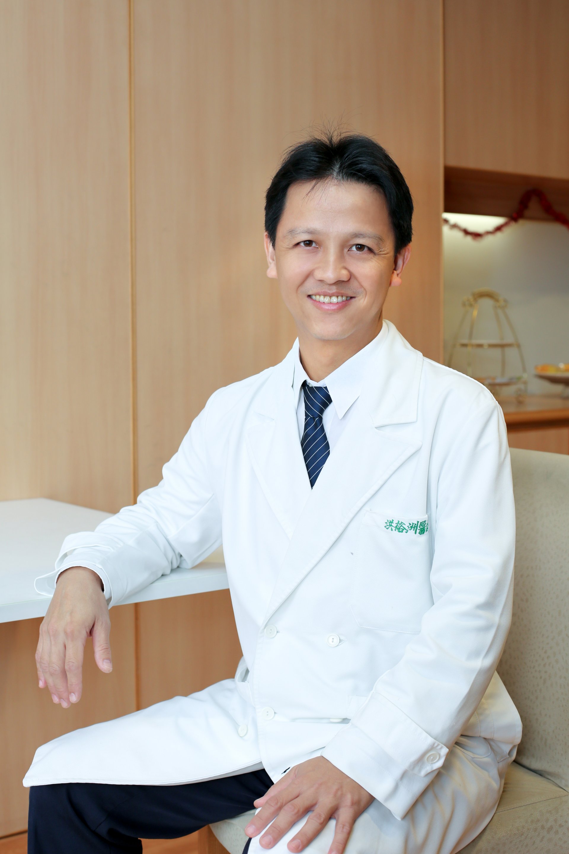 花蓮慈濟醫院復健醫學部主任洪裕洲表示,外送員長時間維持騎車姿勢,背部在缺乏支撐的情況下,極易造成肌肉疲勞。在騎乘時,雙手必須長時間維持手肘彎曲,這會使得尺神經處於緊繃狀態,進而引發手麻或疼痛的困擾。