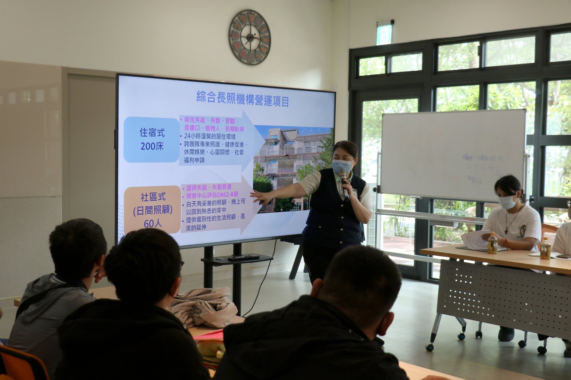仁愛綜合長照機構陳秋珍主任透過簡報,向準畢業生介紹機構多元服務與尊嚴照護理念