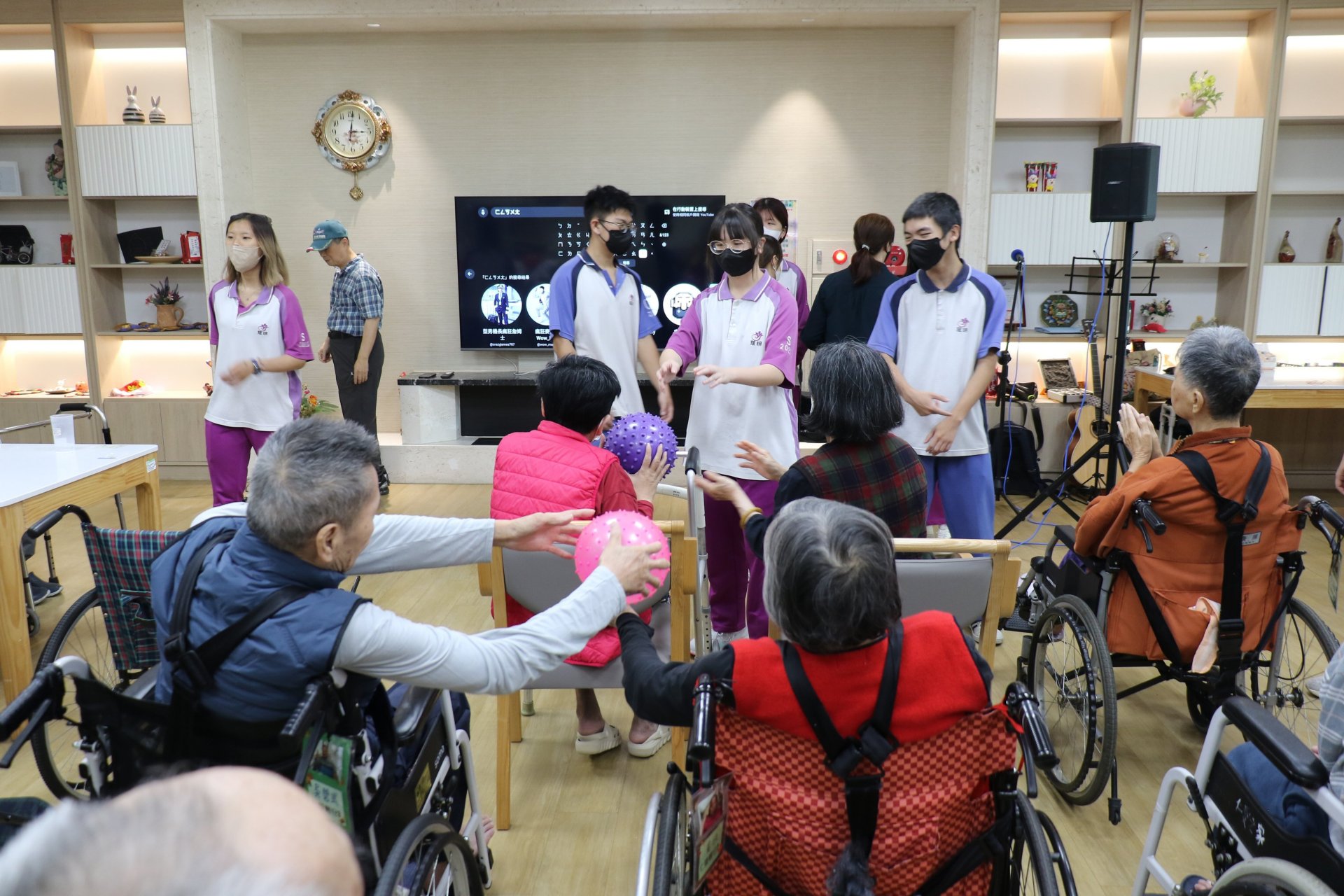 學子於住宿區帶領長輩進行傳球遊戲,活絡長輩認知與手眼協調,現場洋溢老幼共融的溫馨歡笑。