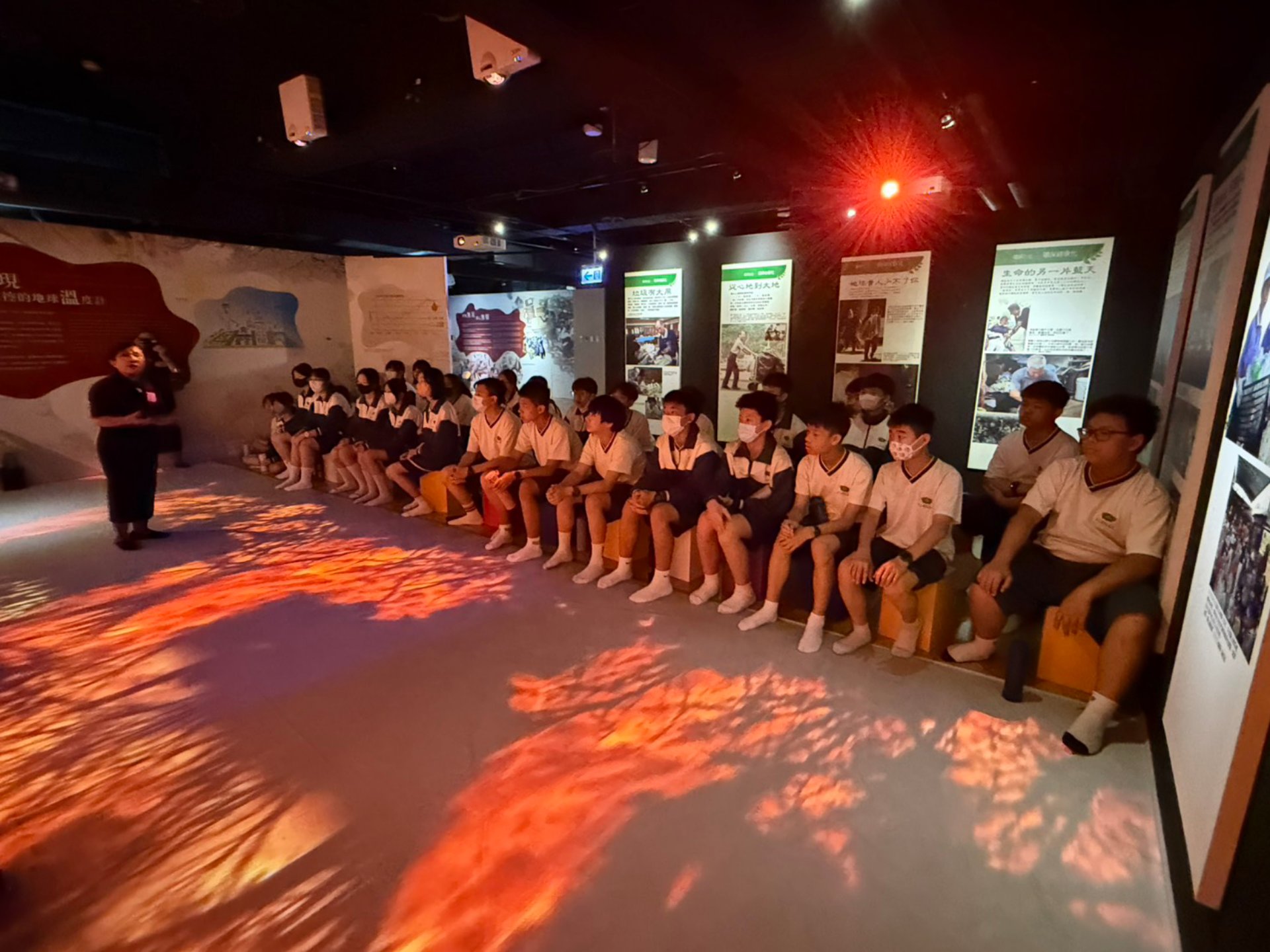 透過「失控的地球溫度計」佈展，引導學生認識全球暖化與溫室效應。