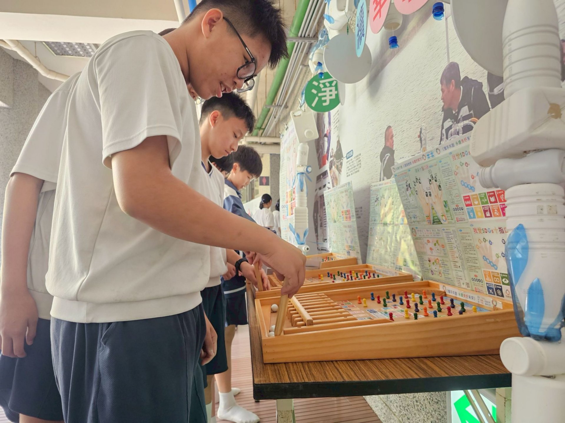 藉由童玩遊戲，同學們在體驗中學習環保SDGs相關知識，寓教於樂。