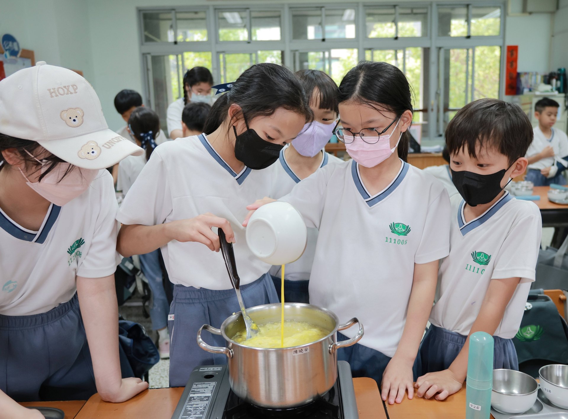 動手烹調做中學，深化生活與飲食教育。