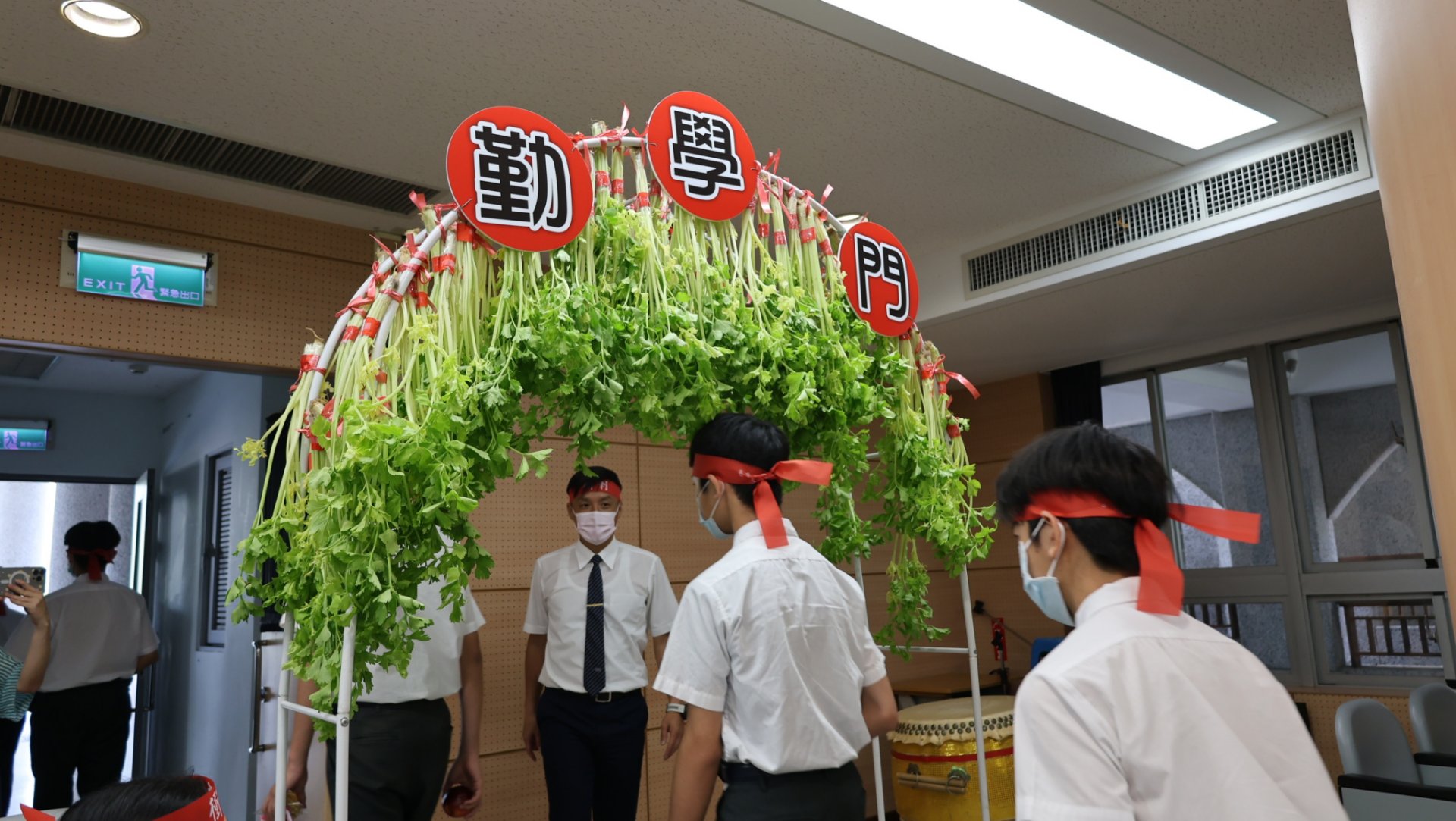 學生們通過「智慧門」期許帶著智慧與勇氣邁向人生新階段