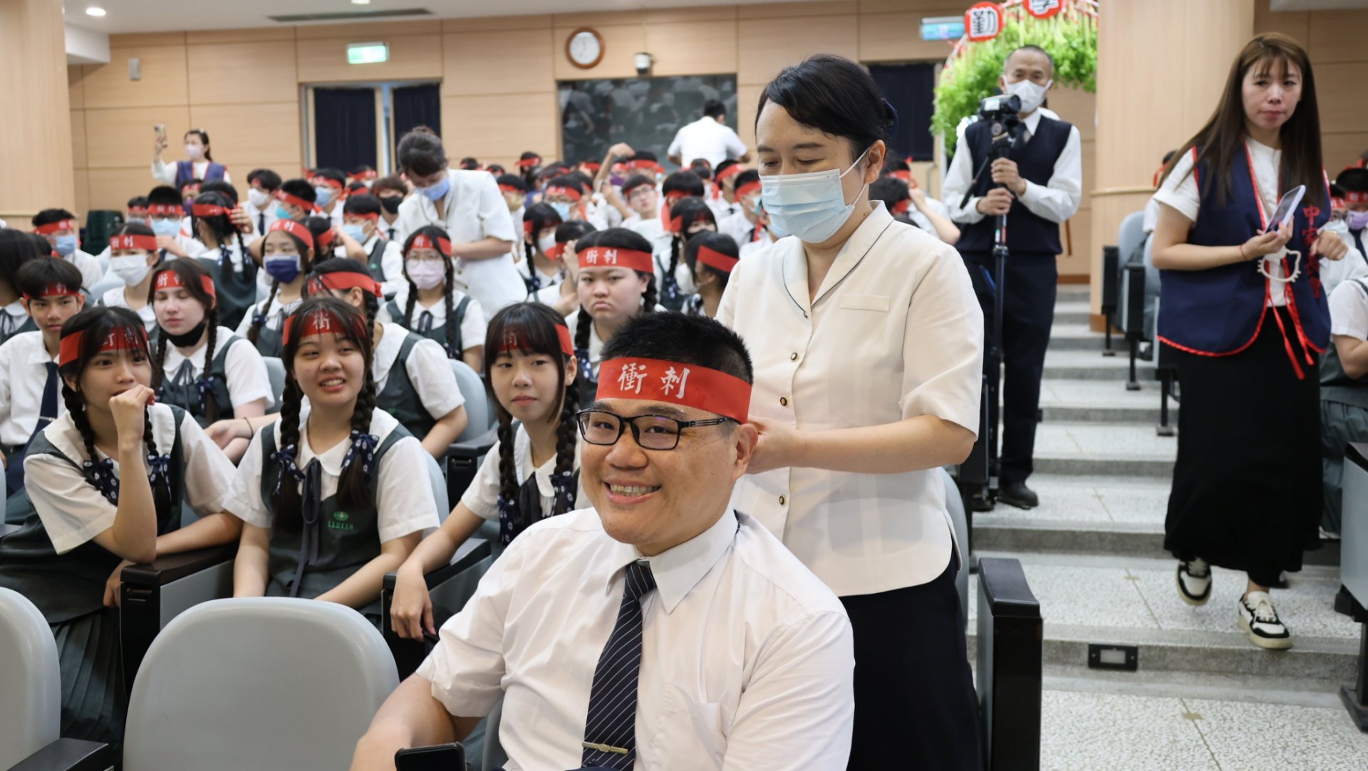 校長與師長親手為學生繫上「衝刺」頭巾,鼓勵勇往直前