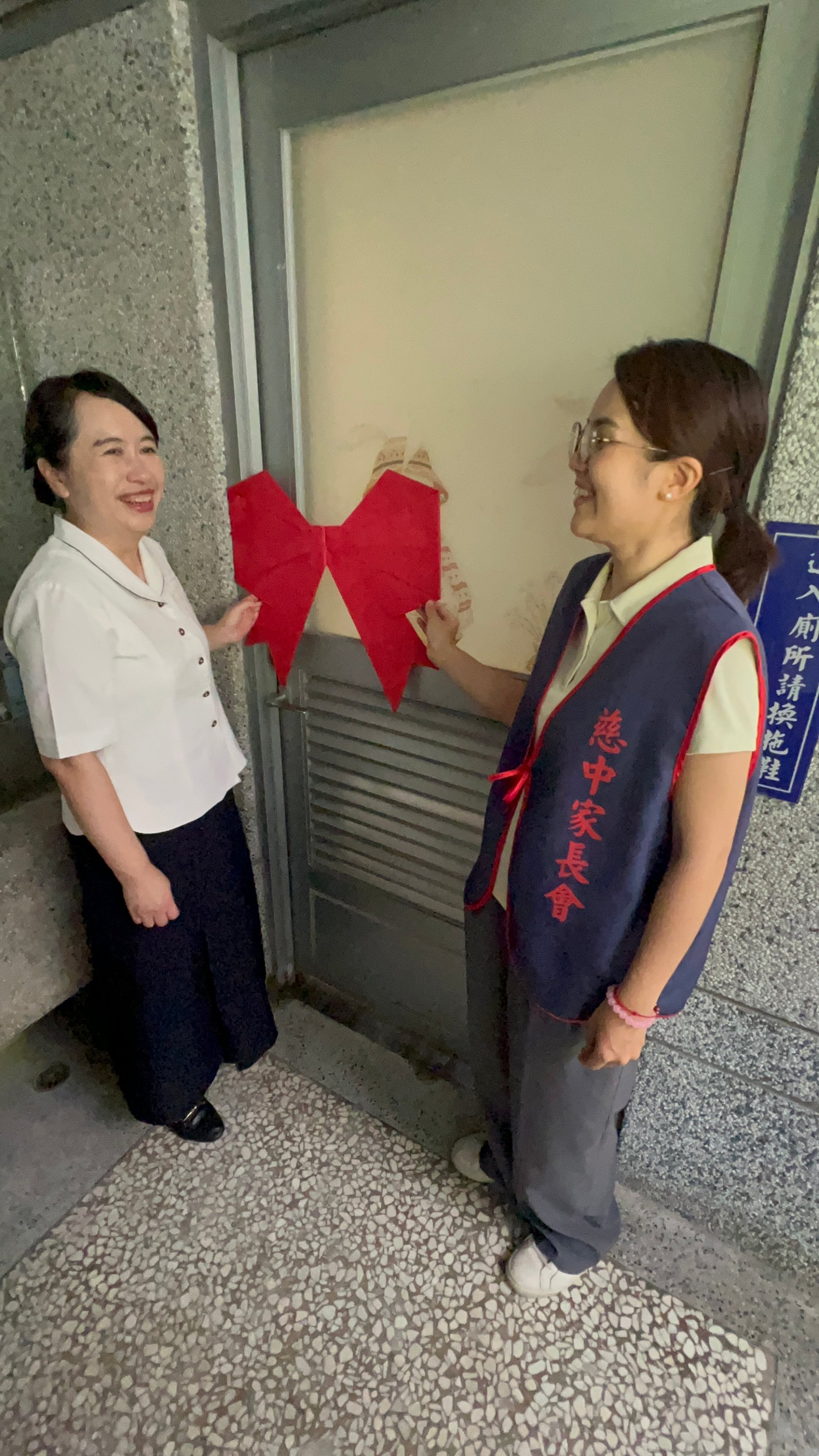 廖逸貞校長、家長會長共同拉開蝴蝶結,象徵正式啟用