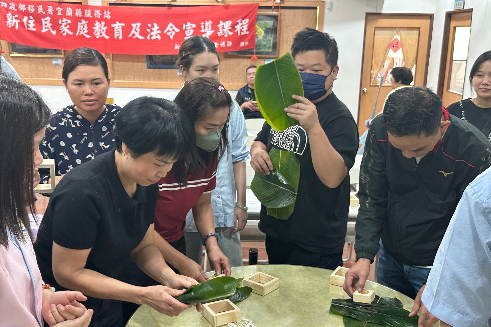 講師示範越南粽子製作方法