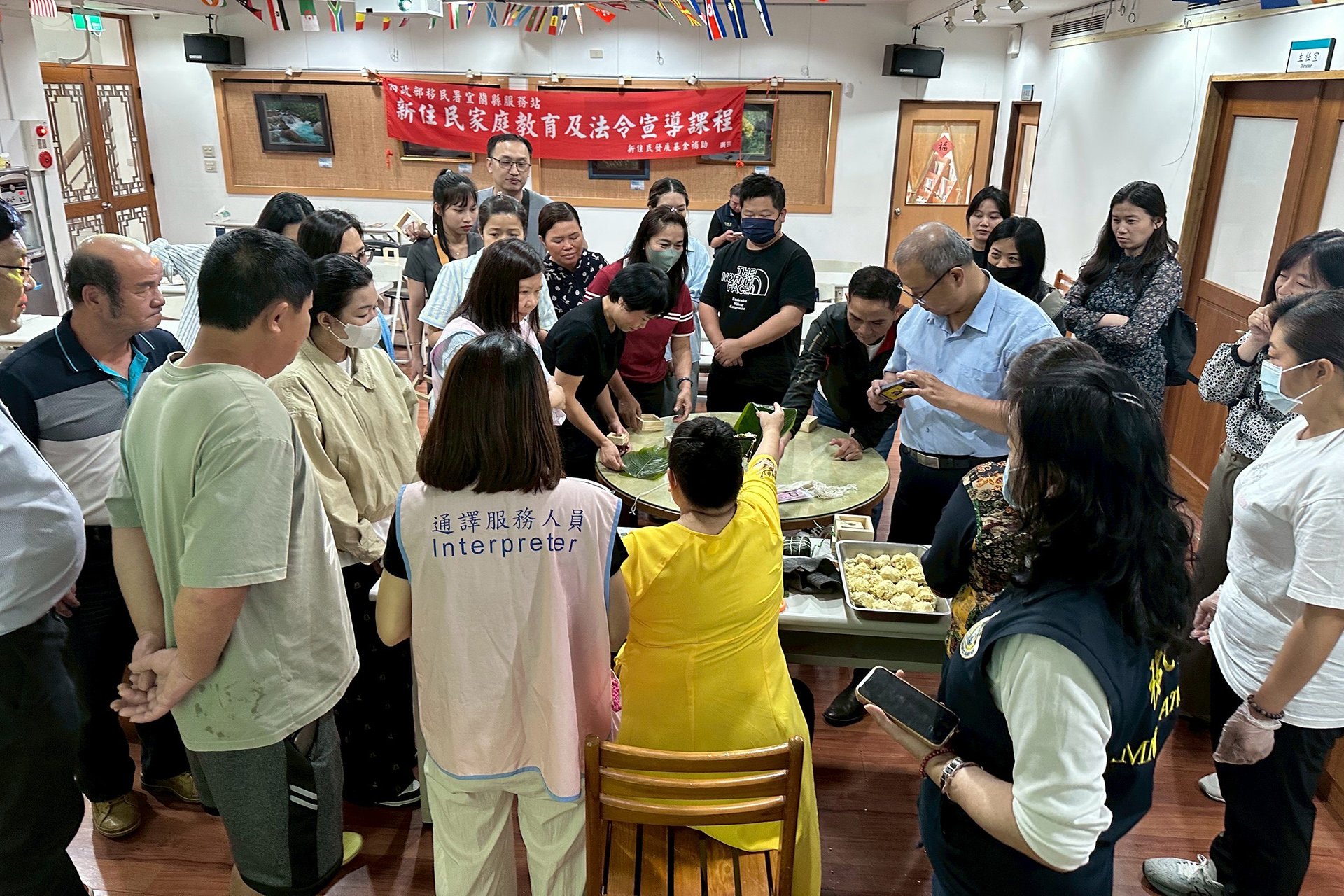 課程學員體驗製作越南粽子