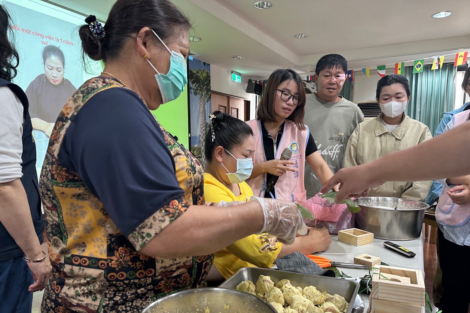 講師示範越南粽子製作方法