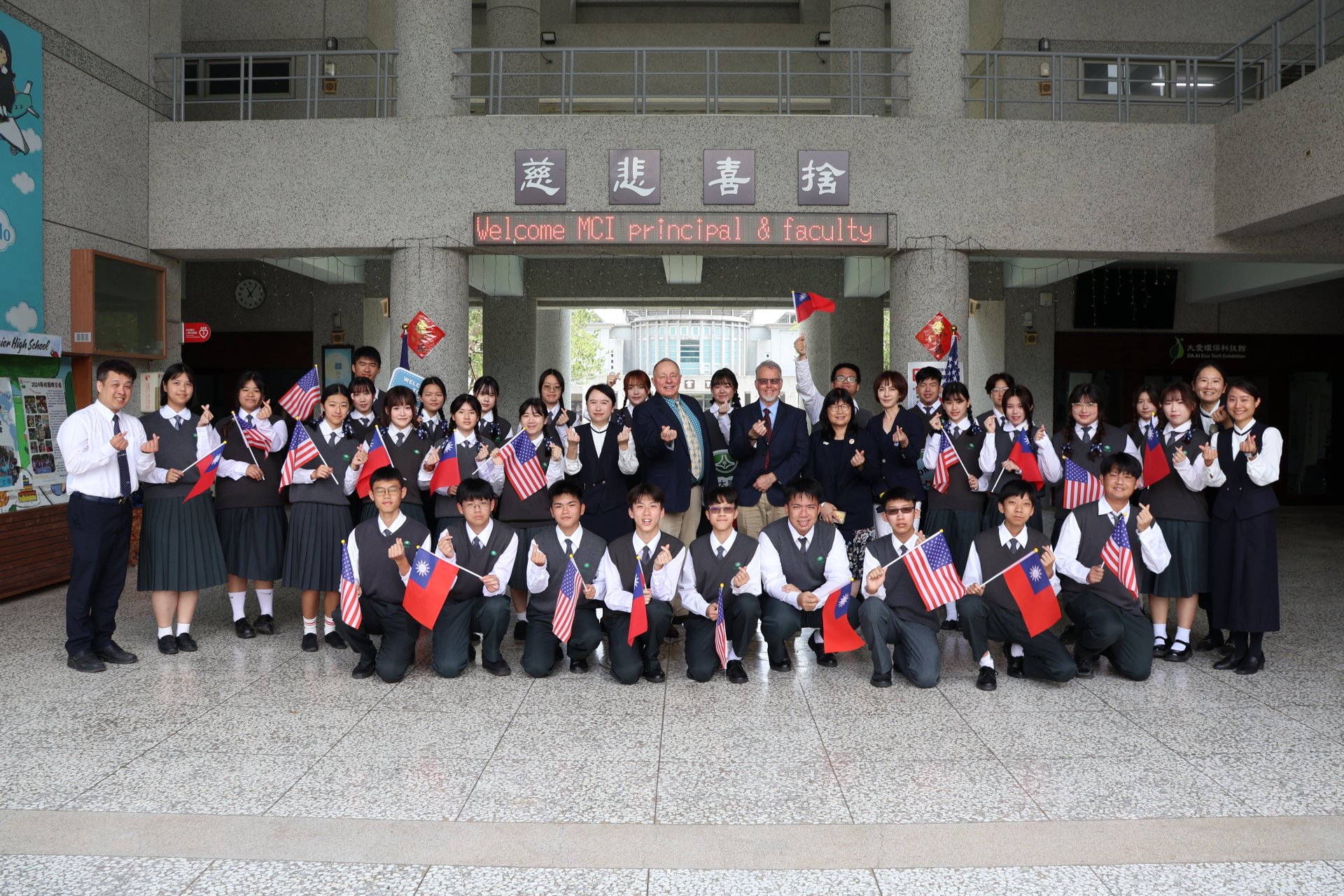 MCI校長及教務長與臺灣代表蒞臨慈大附中關心學生在臺灣的學習狀況,鼓勵持續精進。