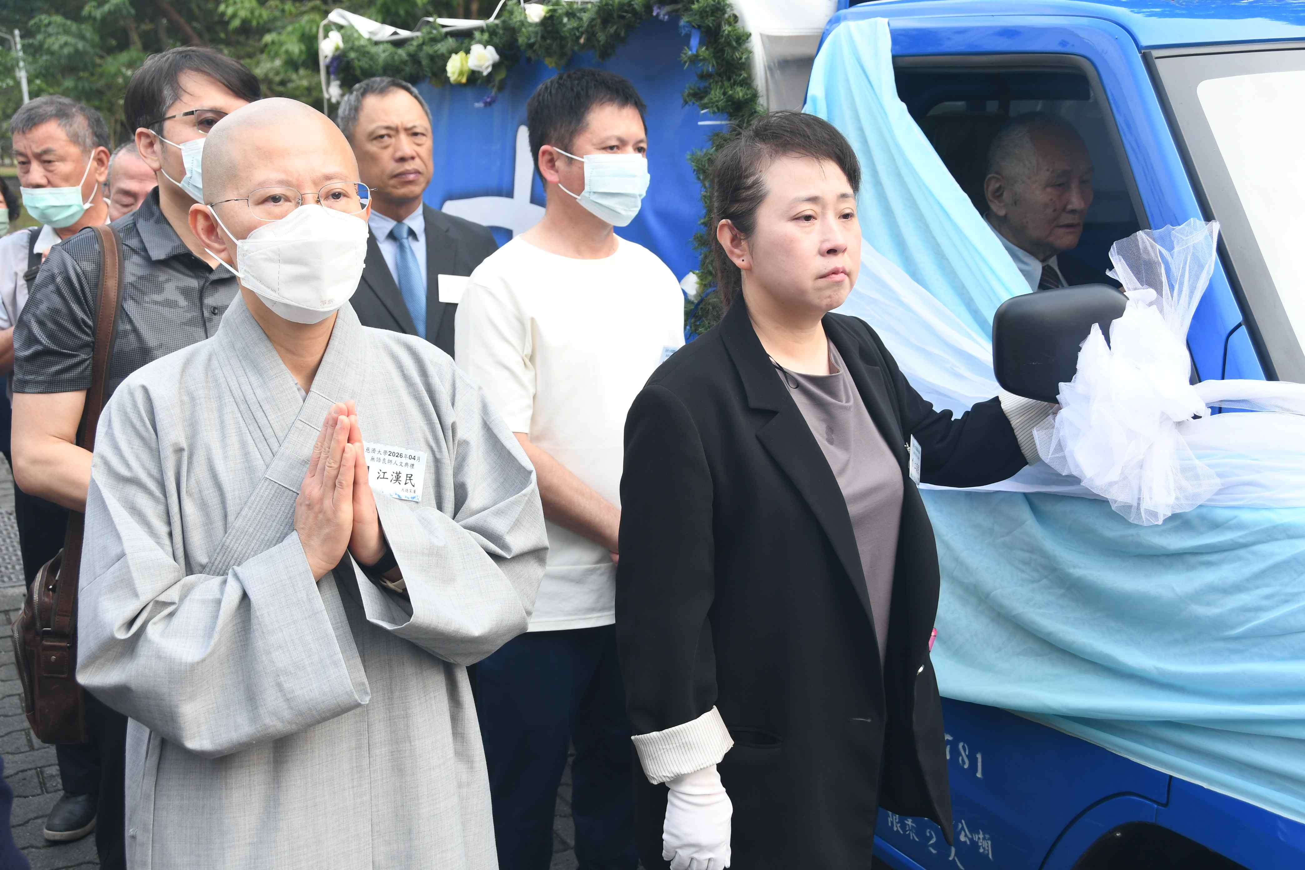 江漢民老師長期投入慈濟志工行列,17日送靈典禮,他以「無語良師」身分,搭乘生前駕駛的靈車圓滿人生最後旅程。
