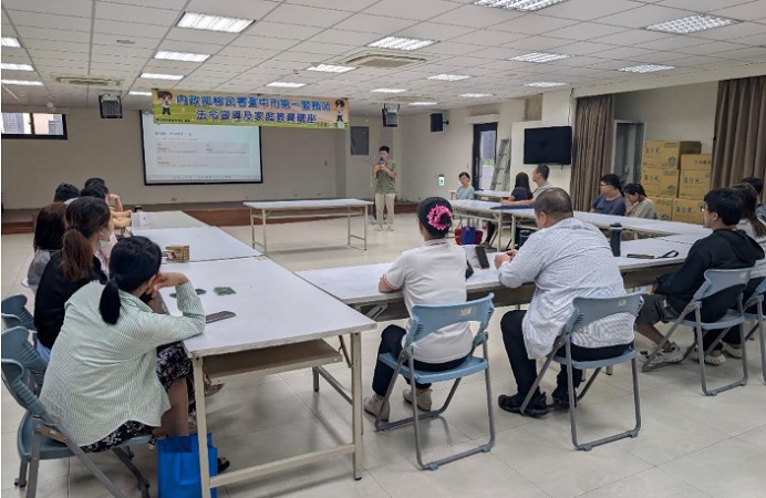 多元文化講師陳世昆偕同母親黃女士與學員們分享自小學越南語,運用母親的母語打造獨屬的軟實力