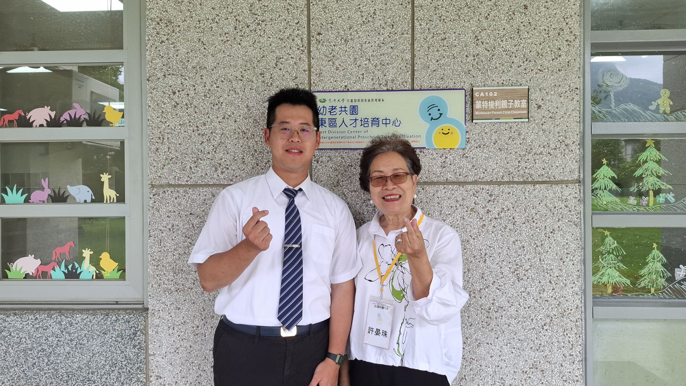 校友黃晉閔說,因為從小被外婆帶大,更能感受到這份陪伴的重要,未來也想繼續投入這個領域。他還帶著外婆來上課。,是另一種代間共學。